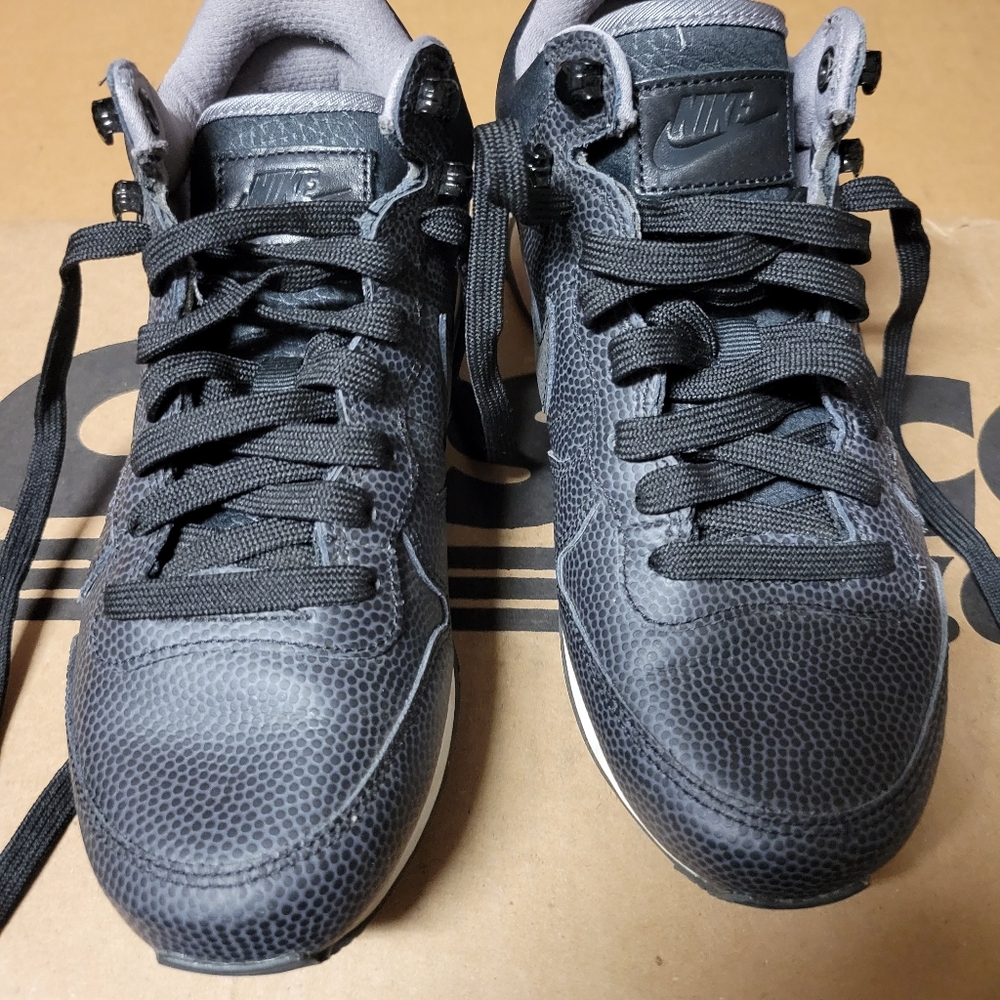 Nike Nike Internationalist Mid Leather Black (859549-001)US Womens 6.5Pre Own